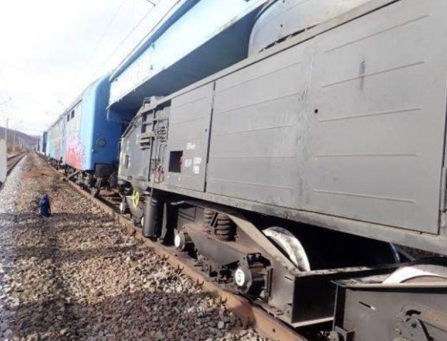 Un an de cercetări pentru stabilirea cauzelor deraierii unui tren în județul Brașov 