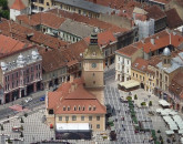 Dat în judecată pentru termopanele de pe o clădire din Centrul Istoric al Braşovului