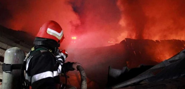 Foc în depozitul de așchii de lemn. 6 echipaje ISU de la Brașov, în sprijin au fost chemați și pompierii voluntari din Râșnov și Cristian