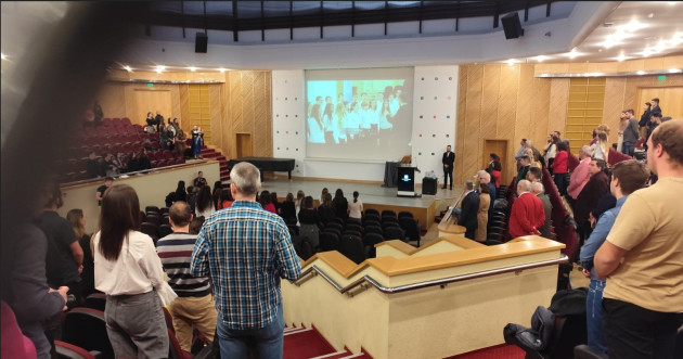 „Astăzi se întâmplă ceva cu studenţii care vin din liceu”. Facultatea de Sociologie şi Comunicare de la Braşov, la ceas aniversar