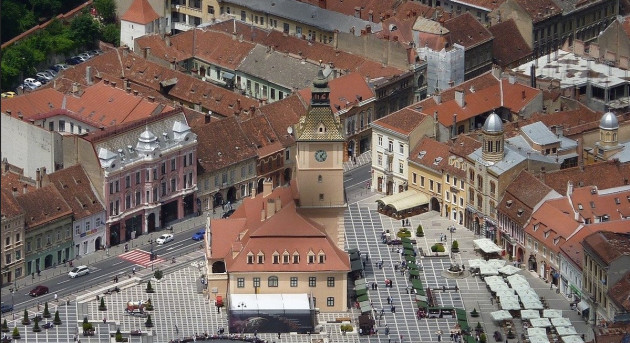Dat în judecată pentru termopanele de pe o clădire din Centrul Istoric al Braşovului