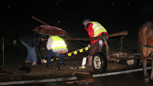 Căruţă, noaptea, în calea maşinii. DN 1S, blocat între Pârău şi Veneţia de Jos