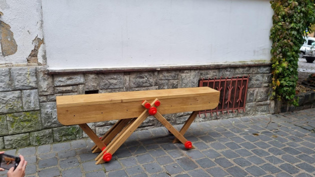 Băncuţe proiectate de elevi, în jurul Cetăţuii Braşovului 