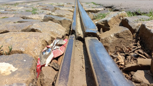 O zi coşmar pe ruta Constanţa – Braşov. Șină ruptă şi două locomotive stricate pe drum