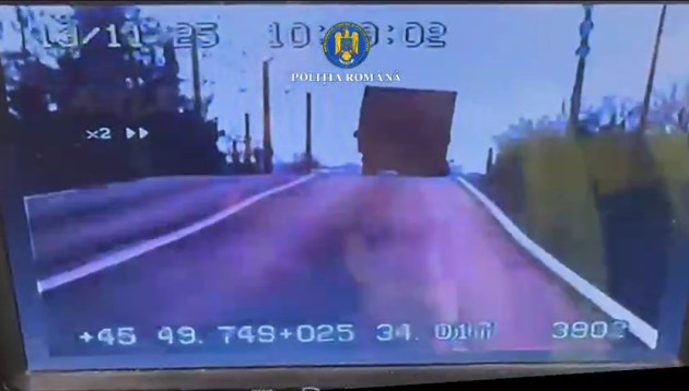 Au pasageri în grijă, ei depăşesc cu microbuzul pe linie continuă. În faţa Poliţiei...
