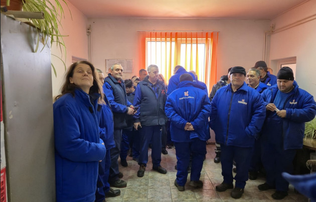 Cu protestatarii în birou: Directorul s-a ascuns, a sărit secretara să îi disciplineze