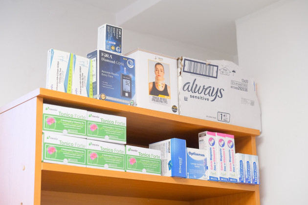 „Şi da, au venit şi au zis, «uite ce bine că le aveţi»”. Catena a început să aprovizioneze şcolile din Braşov cu absorbante pentru fete şi produse pentru igienă personală 