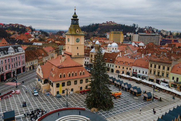 Târgul de Crăciun: 2 milioane de lei câştig la buget.  Pentru a prinde un loc în Piaţa Sfatului, unii au urcat oferta şi la peste 30.000 de euro