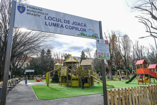 Cadou de Moş, în Parcul central. Un loc de joacă nou şi „un brad natural pe care l-am plantat să crească odată cu copiii”