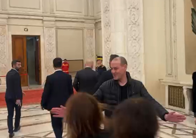 Cu violenţă