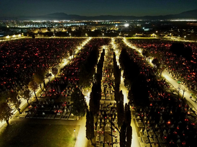 O noapte „ca la Înviere”. Cimitirul Municipal din Braşov, plin de lumină  
