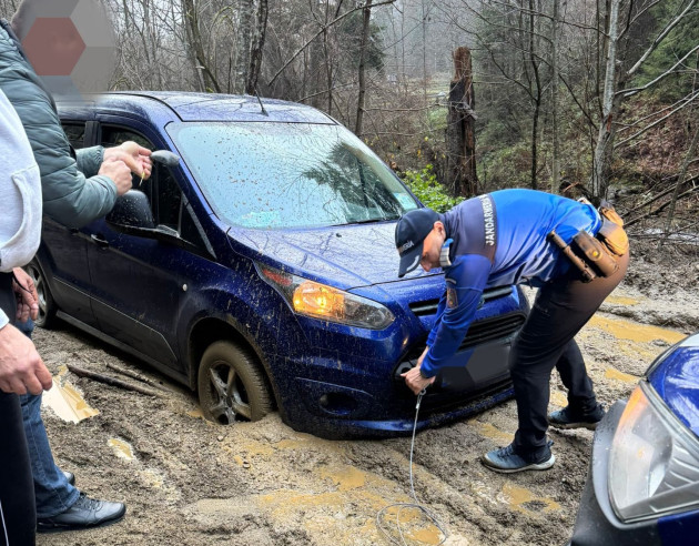 Au plecat la chilia lui Arsenie Boca, au sfârşit blocaţi în noroi