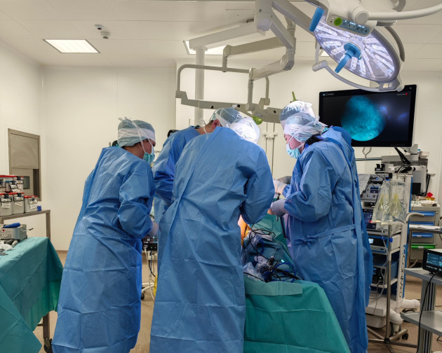 Premieră medicală în România. Operaţie care a salvat genunchiul unui tânăr