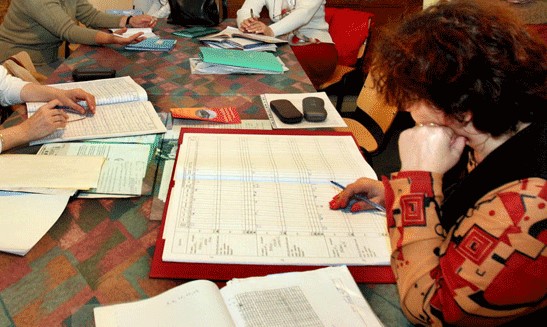 Profesorii şi angajaţii din învăţământ, exceptaţi de la interzicerea cumulului pensie-salariu