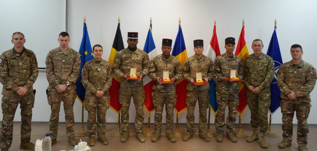 S-au rănit pentru a apăra civili. Militarii din Franța, dislocați la Brașov, au fost decorați de MApN