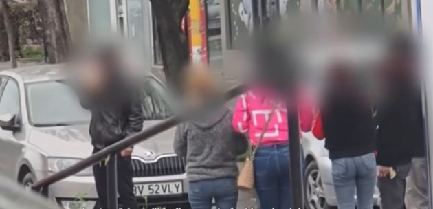 „Trag din pungă” în văzul tuturor, doar Poliția mai are curaj să se aproprie de ei