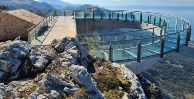 Până vom avea „Skywalk” pe Tâmpa, se expertizează platforma betonată degradată 