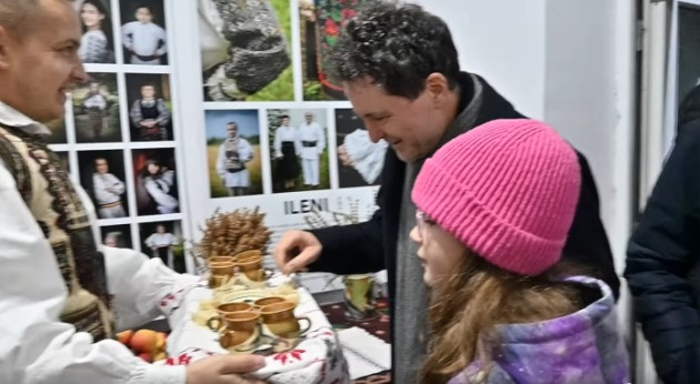 „Frunză verde de trifoi, preşedintele-i la noi!”.  Ce sat a ales Nicuşor Dan ca să-l viziteze de Crăciun