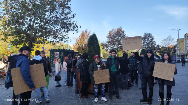 „Vocea Studenţilor” se vrea „auzită” şi la protestul de joi, de la Prefectură. Tinerii cer burse, călătorii gratuite cu CFR şi demisia ministrului Educaţiei 