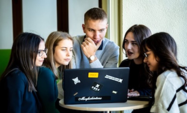 Liceenii din Braşov, provocaţi la „Investing 101”