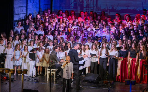 300 de copii şi părinţi din Braşov, Suceava şi Focşani vor cânta la Braşov „Povestea Naşterii”. 8 coruri pe scenă, acompaniate de Bogdan Ota şi Kronstadt Salon Orchestra