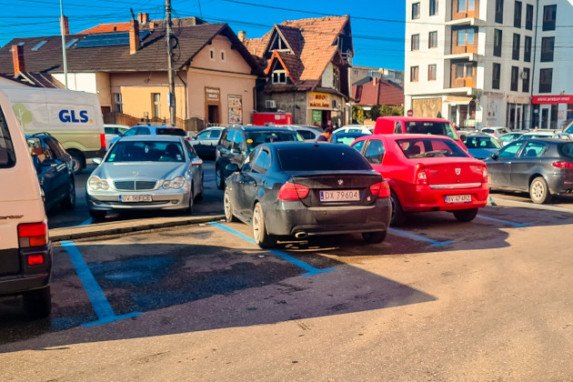 Făgăraș: Un pas înapoi în privința taxării parcărilor: parcare asigurată pe lângă casă, gratuit pe timp de noapte și ajutor pentru cei care nu folosesc tehnologia