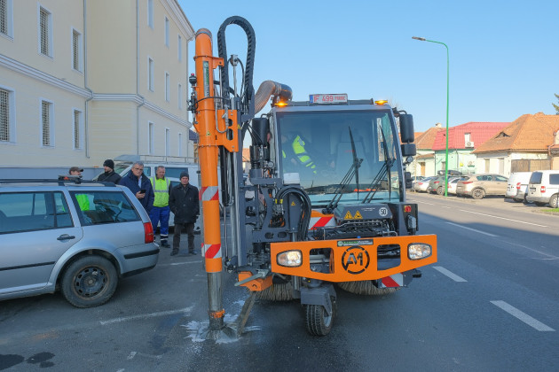 Într-o zi cât într-o săptămână: Compania Apa a testat utilajul unicat în România, cumpărat pentru curăţarea gurilor de canal din Braşov
