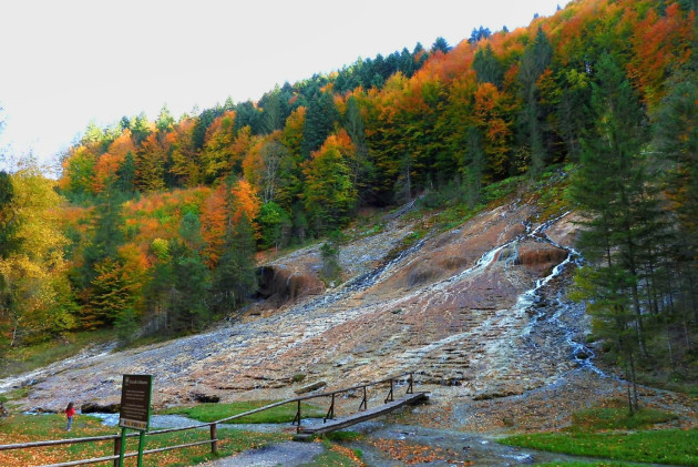 Se reface zona de la Cascada Urlătoarea, singurul loc din ţară unde poţi spune cu adevărat că poţi merge pe apă