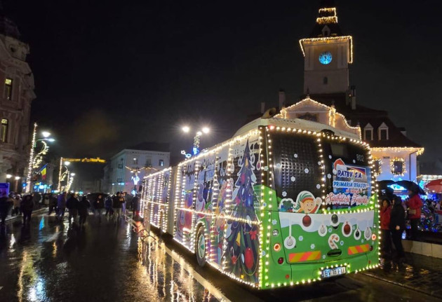 Autobuzul lui Moş Crăciun, din nou pe străzile Braşovului. Vehiculul parcurge 35 de kilometri în 150 de minute