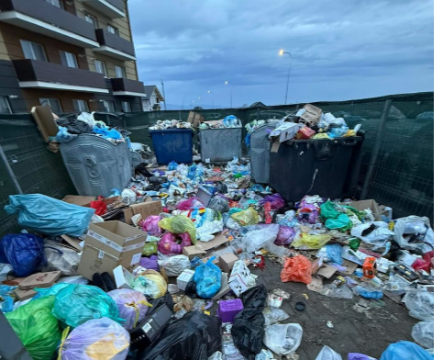 „Criza gunoaielor de weekend”: Locuitorii de la blocurile din Sânpetru, rugaţi să mai aibă puţintică răbdare 