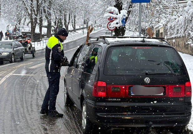 Agresiv în trafic, raportat la 112. Era şi beat, şi drogat 