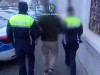 Bătută de vecin care i-a intrat cu forța în casă
