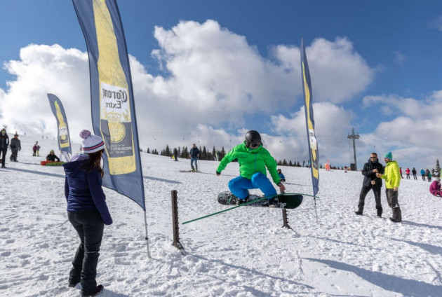 Bulgăreală cu premii, sprint la deal , mini-carnaval. Cabana Postăvaru din Poiana Braşov, ultima oprire a Winter Tour 2026 