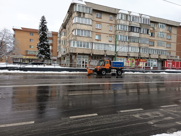 Comprest Brașov a avut pe străzile orașului 48 de utilaje de deszăpezire, după 1 ianuarie. Pe Drumul Poienii, autospecialele au întârziat din cauza traficului rutier