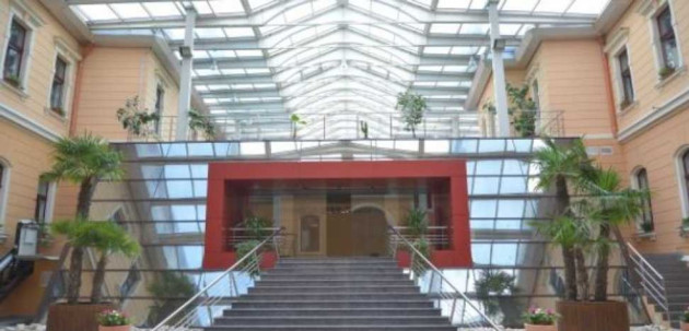 Casa Căsătoriilor din Braşov, risc de avarii: uzura accentuată a sticlei care acoperă cupola  