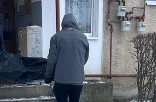 Găsiţi morţi în casă