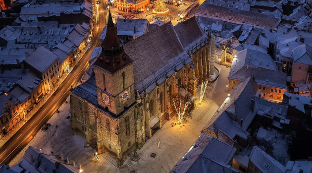 Ce cumpărături face Biserica Neagră: mobilier urban de un milion de lei 