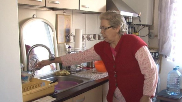 S-au trezit fără apă, nici ei nu ştiau cine e de vină. Compania Apa Braşov: Verificaţi cine sunt cei care încasează banii pentru întreţinere  