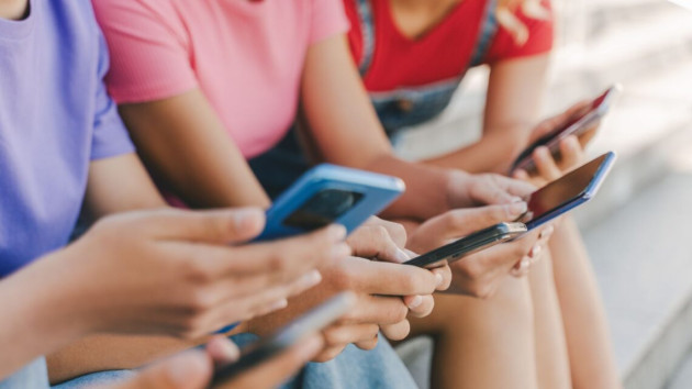 Salvaţi Copiii: Interzis pe reţele sociale pentru copii sub 13 ani, limitat între 13 şi 15 ani