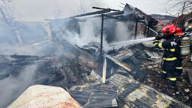 Două case în flăcări, 25 de locatari