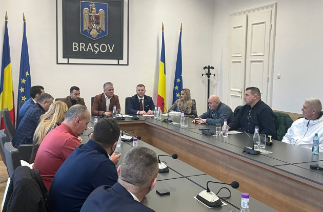 11 primari au semnat la CJ Braşov contracte de 45 milioane lei: Iluminat, apă, canalizare