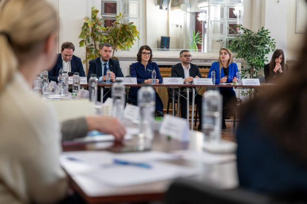 Banii pentru persoanele cu dizabilităţi intră mai devreme pe card 