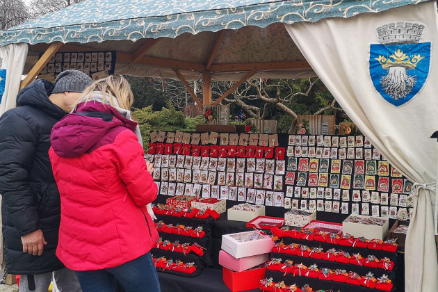 Piaţa Sfatului devine târg de mărţişoare. În Braşov vor fi 14 zone pentru artizani, cererile fiind considerabil mai mari faţă de anii trecuţi