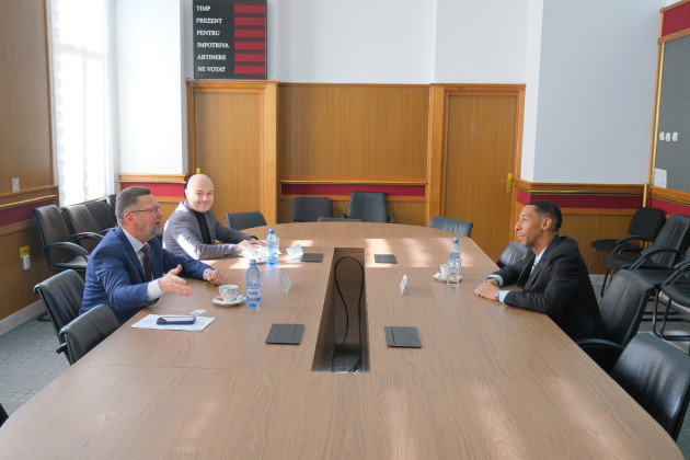 Prima vizită a ambasadorului Cubei la Braşov. Acum s-a întâlnit cu cei 50 de studenţi cubanezi de la „Transilvania”, se întoarce în primăvară, la Juni