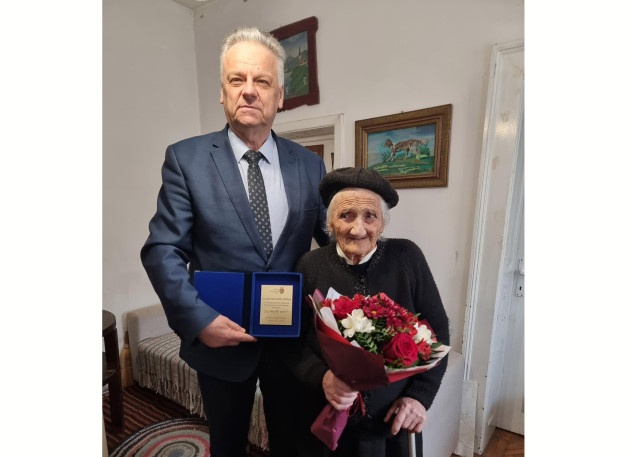 100 de ani, o plachetă şi un buchet de flori. Săceleanca Horvath Vilma a fost felicitată de primar 