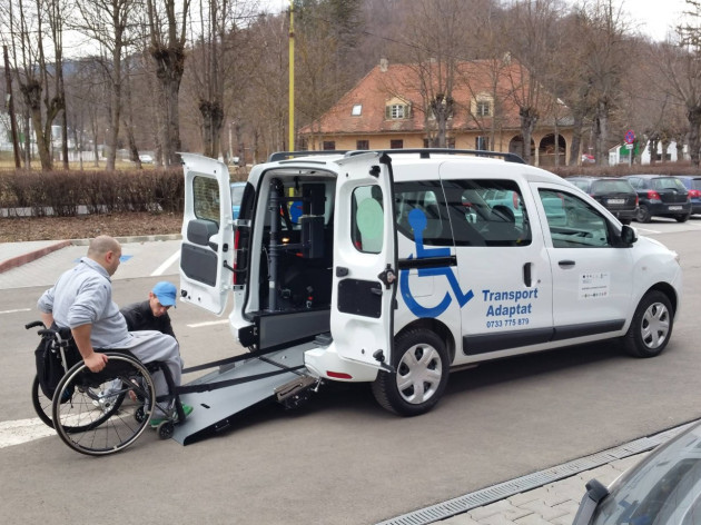 Maşinile pentru persoanele cu dizabilităţi, prea scumpe pentru taximetrie. Niciun interesat la Braşov 