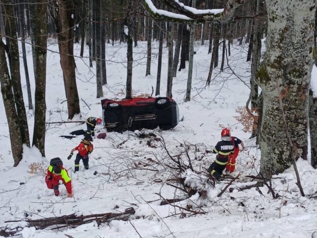 Trei fete, în drum spre Brașov: Derapaj de 20 metri „în gol”