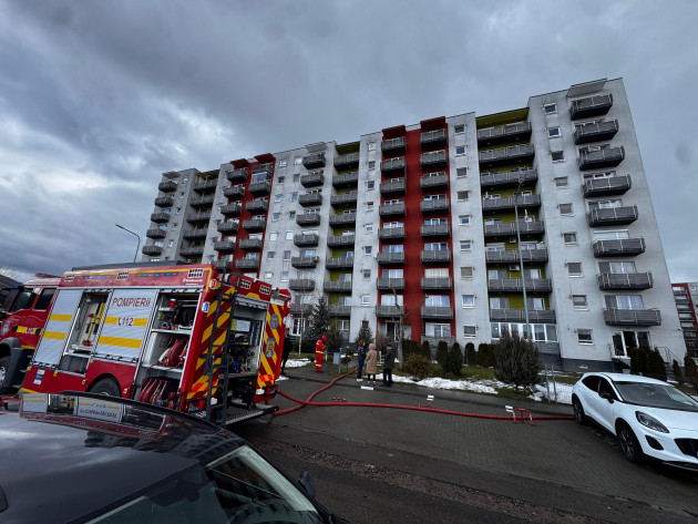 Le-a luat foc blocul, din beci