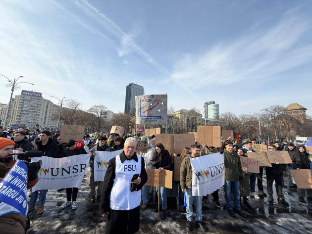 Doar 8 membri de sindicat de la Braşov, la Guvern, la protestul pentru educaţie 