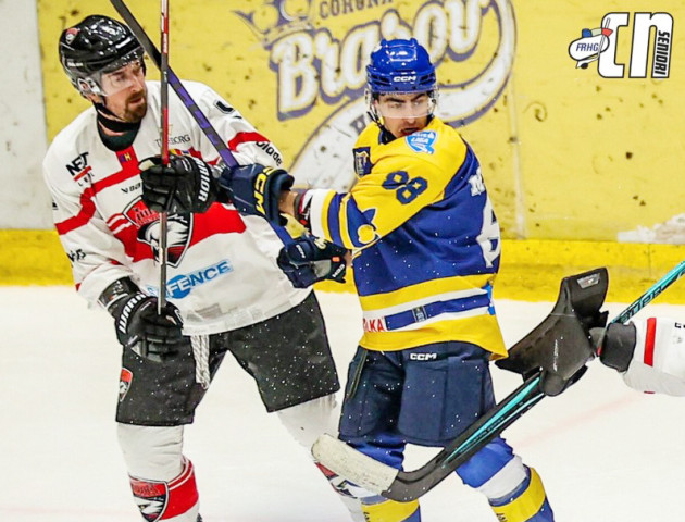 Corona, o victorie şi o înfrângere în duelurile cu Red Hawks
